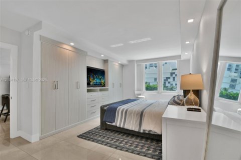 Condo in Miami Beach, Florida, 1 bedroom  № 2411136 - photo 14