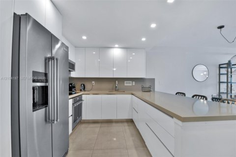 Condo in Miami Beach, Florida, 1 bedroom  № 2411136 - photo 6