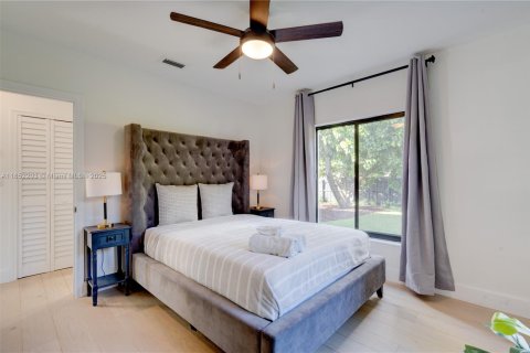 House in Miami, Florida 4 bedrooms, 192.77 sq.m. № 1858555 - photo 12
