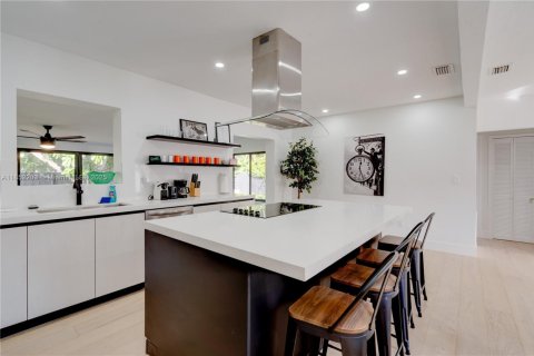 House in Miami, Florida 4 bedrooms, 192.77 sq.m. № 1858555 - photo 7