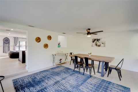 House in Miami, Florida 4 bedrooms, 192.77 sq.m. № 1858555 - photo 6