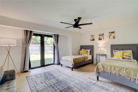 House in Miami, Florida 4 bedrooms, 192.77 sq.m. № 1858555 - photo 15