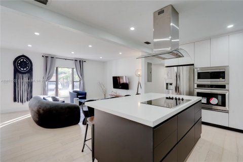 House in Miami, Florida 4 bedrooms, 192.77 sq.m. № 1858555 - photo 9