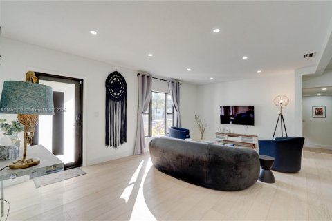 House in Miami, Florida 4 bedrooms, 192.77 sq.m. № 1858555 - photo 3