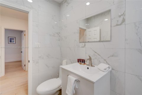 House in Miami, Florida 4 bedrooms, 192.77 sq.m. № 1858555 - photo 23