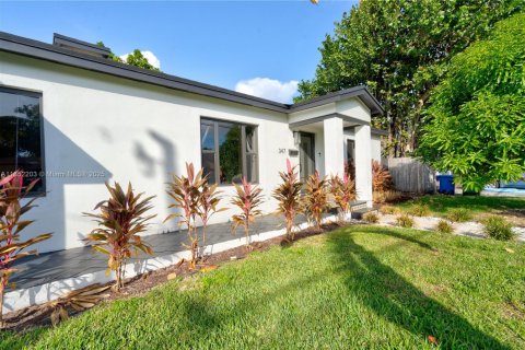 House in Miami, Florida 4 bedrooms, 192.77 sq.m. № 1858555 - photo 1