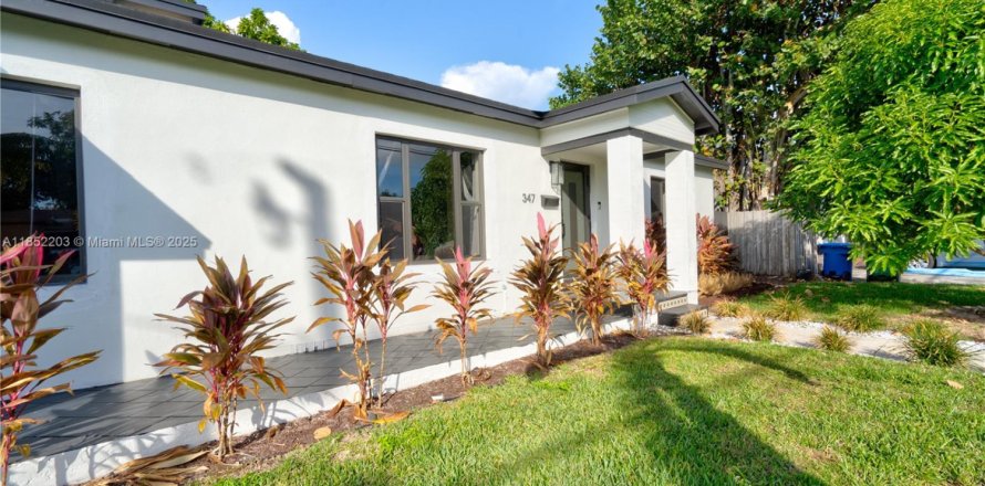 House in Miami, Florida 4 bedrooms, 192.77 sq.m. № 1858555