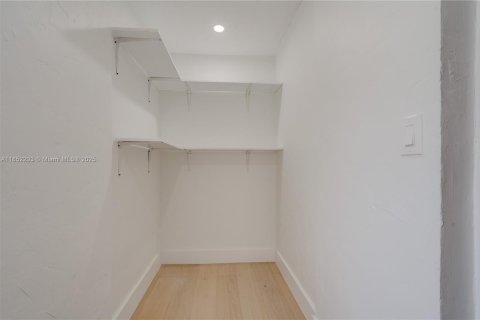 House in Miami, Florida 4 bedrooms, 192.77 sq.m. № 1858555 - photo 24