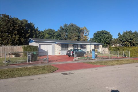 House in Miami, Florida 4 bedrooms, 190.08 sq.m. № 2003915