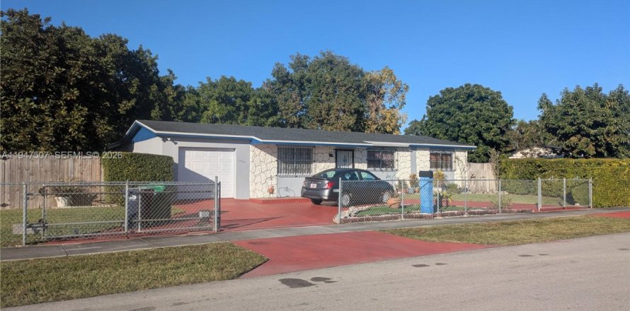 House in Miami, Florida 4 bedrooms, 190.08 sq.m. № 2003915