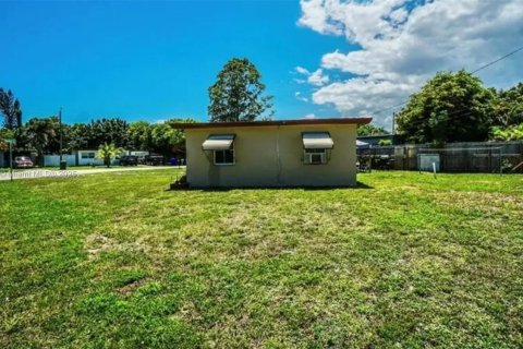 Villa ou maison à vendre à Hollywood, Floride: 2 chambres, 81.01 m2 № 1794656 - photo 4