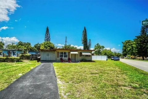 Villa ou maison à vendre à Hollywood, Floride: 2 chambres, 81.01 m2 № 1794656 - photo 2