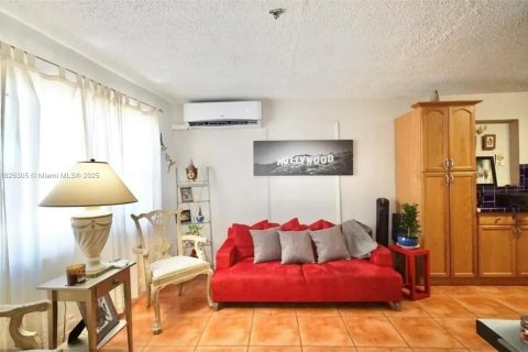Villa ou maison à vendre à Hollywood, Floride: 2 chambres, 81.01 m2 № 1794656 - photo 6