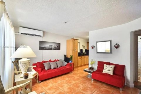 Villa ou maison à vendre à Hollywood, Floride: 2 chambres, 81.01 m2 № 1794656 - photo 5