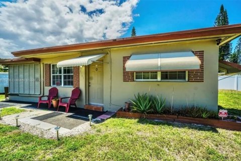 Villa ou maison à vendre à Hollywood, Floride: 2 chambres, 81.01 m2 № 1794656 - photo 1