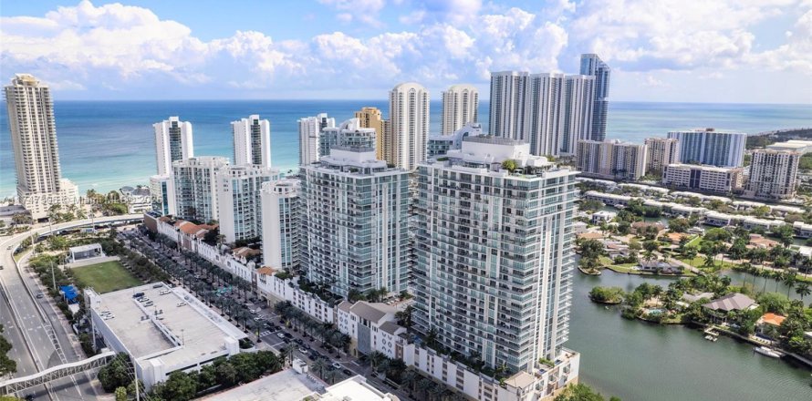 Condo in Sunny Isles Beach, Florida, 3 bedrooms № 1705188