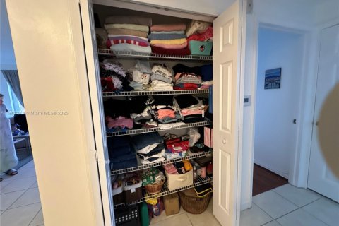Condo in Doral, Florida, 3 bedrooms  № 1888720 - photo 17