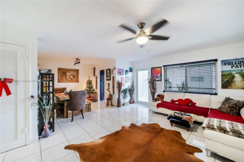 Condominio en venta en Hallandale Beach, Florida, 2 dormitorios, 92.9 m2 № 1896601 - foto 3