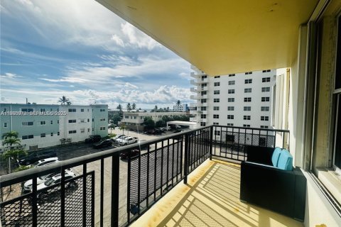 Copropriété à louer à Hollywood, Floride: 2 chambres, 134.71 m2 № 2026379 - photo 8