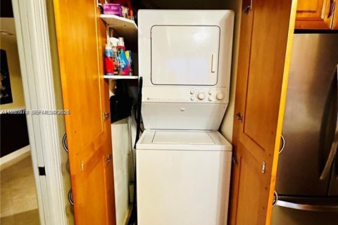 Copropriété à louer à Hollywood, Floride: 2 chambres, 134.71 m2 № 2026379 - photo 10