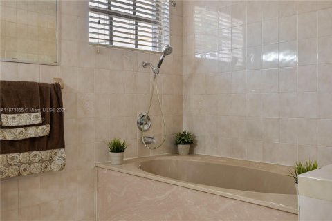 Купить виллу или дом в Майами, Флорида 4 спальни, 162.76м2, № 1978942 - фото 15