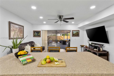 Дом в Майами, Флорида 4 спальни, 162.76м2 № 1978942