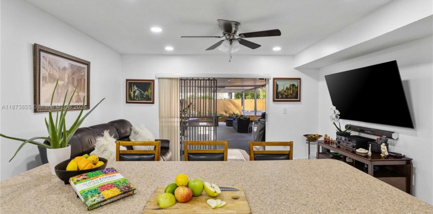 Дом в Майами, Флорида 4 спальни, 162.76м2 № 1978942