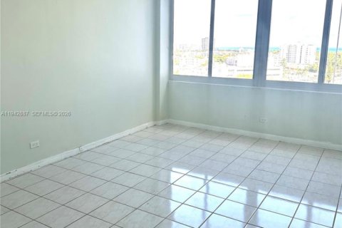 Condo in Miami Beach, Florida, 2 bedrooms № 2004264 - photo 4