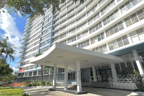 Condo in Miami Beach, Florida, 2 bedrooms № 2004264 - photo 11