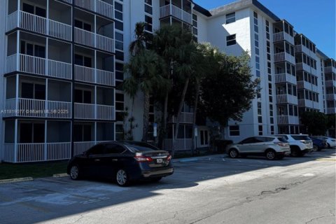 Condo in North Miami Beach, Florida, 1 bedroom  № 1809378 - photo 1
