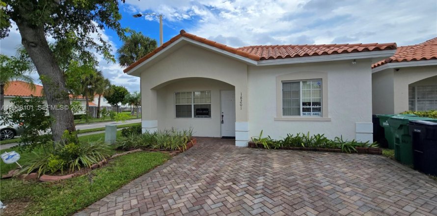 Adosado en Miami, Florida 3 dormitorios, 121.52 m2 № 2029314