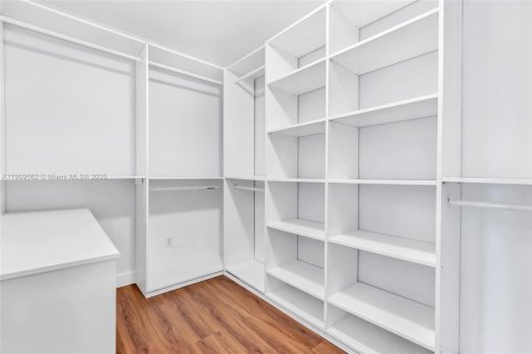 Снять в аренду виллу или дом в Пальметто-Бей, Флорида 4 спальни, 390.19м2, № 1966534 - фото 25