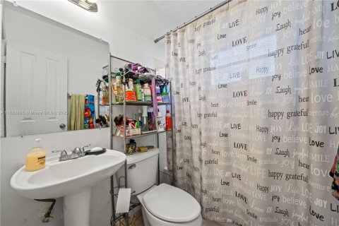 House in Miami, Florida 5 bedrooms, 179.12 sq.m. № 1787156 - photo 28
