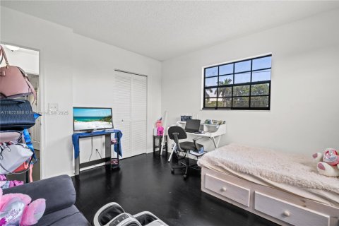 House in Miami, Florida 5 bedrooms, 179.12 sq.m. № 1787156 - photo 17