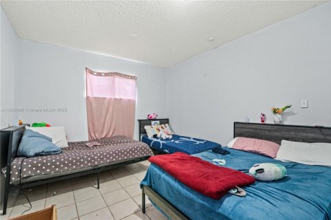 House in Miami, Florida 5 bedrooms, 179.12 sq.m. № 1787156 - photo 21