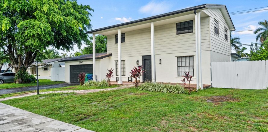 House in Miami, Florida 5 bedrooms, 179.12 sq.m. № 1787156