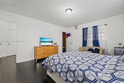 House in Miami, Florida 5 bedrooms, 179.12 sq.m. № 1787156 - photo 16