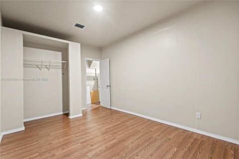 House in Miami, Florida 5 bedrooms, 179.12 sq.m. № 1787156 - photo 10