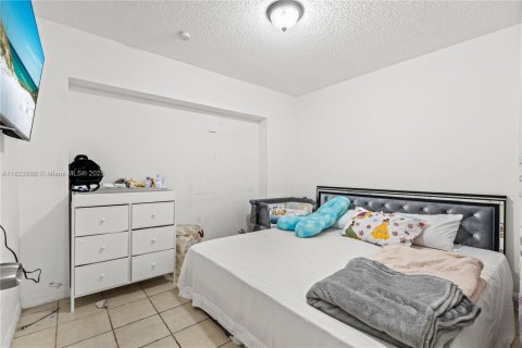 House in Miami, Florida 5 bedrooms, 179.12 sq.m. № 1787156 - photo 6