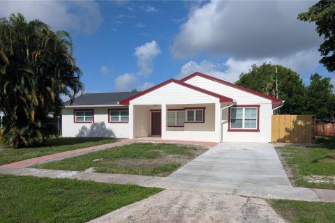 Casa en venta en Orlando, Florida, 5 dormitorios, 142.88 m2 № 1837934 - foto 1