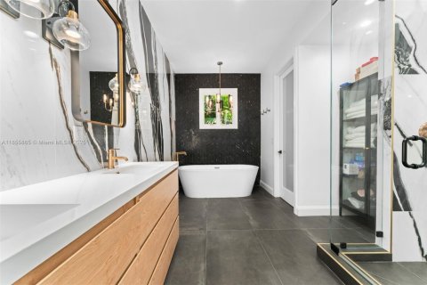 Villa ou maison à louer à Bay Harbor Islands, Floride: 4 chambres, 312.43 m2 № 1878360 - photo 17