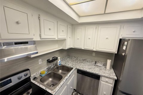 Condo in Fort Lauderdale, Florida, 1 bedroom № 2001785 - photo 3