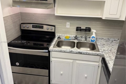 Condo in Fort Lauderdale, Florida, 1 bedroom № 2001785 - photo 2