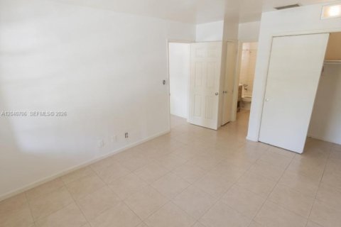 Villa ou maison à louer à Fort Lauderdale, Floride: 1 chambre, 865.48 m2 № 2087964 - photo 3