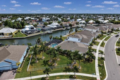 House in Apollo Beach, Florida 4 bedrooms, 243.87 sq.m. № 2396231 - photo 4