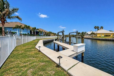 House in Apollo Beach, Florida 4 bedrooms, 243.87 sq.m. № 2396231 - photo 3