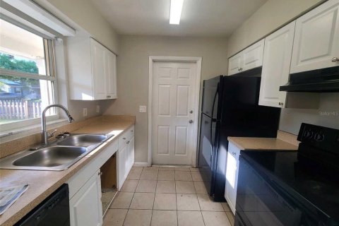 House in Tampa, Florida 4 bedrooms, 150.87 sq.m. № 1771575 - photo 2