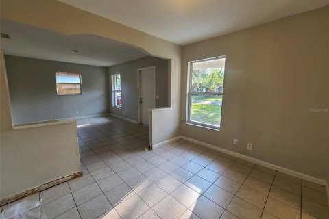 House in Tampa, Florida 4 bedrooms, 150.87 sq.m. № 1771575 - photo 4