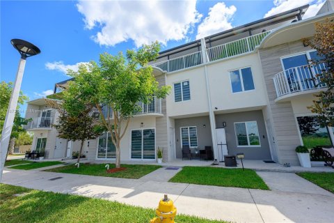 Touwnhouse à louer à Homestead, Floride: 3 chambres, 129.88 m2 № 1992764 - photo 2