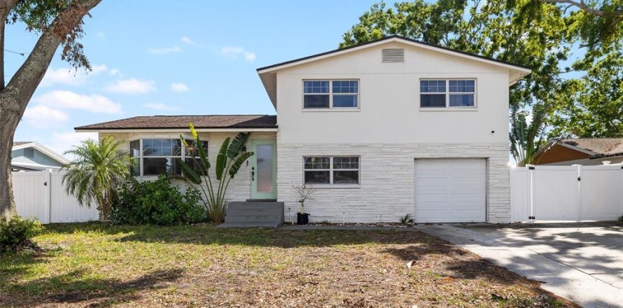 House in Tampa, Florida 4 bedrooms, 193.05 sq.m. № 1657398